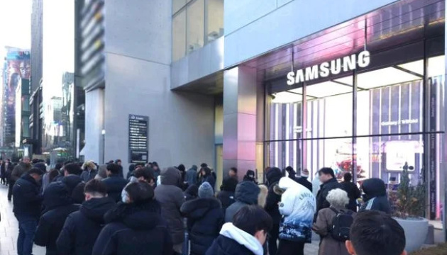 У Південній Кореї миттєво розкупили смартфони Samsung із трьома екранами