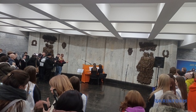 У харківському метро зазвучало піаніно «Україна», врятоване з Бахмута