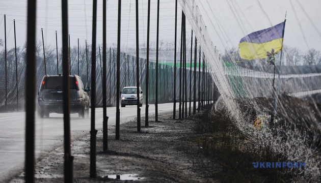На Харківщині встановлюють антидронові сітки / Фото: В`ячеслав Мадієвський. Укрінформ 