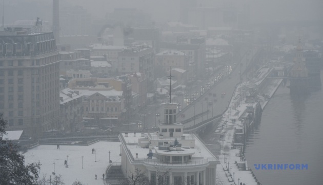 Через туман у Києві та області водіїв попереджають про погану видимість