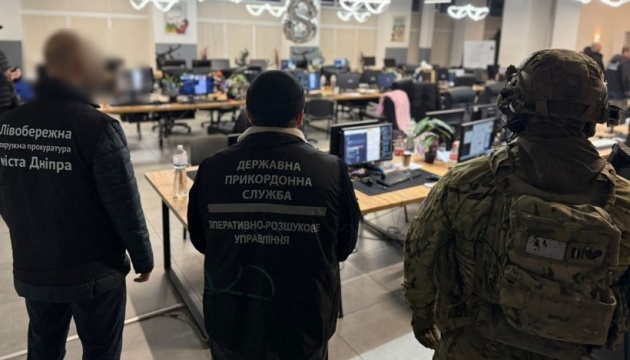 У Дніпрі викрили шахрайський колцентр: «працювали» майже 100 операторів
