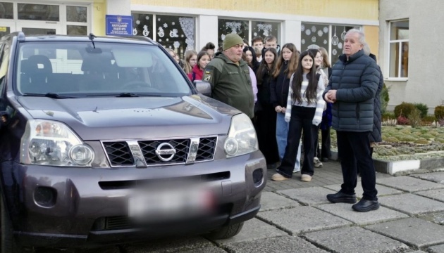 З ліцею Калуша передали на фронт автомобіль для військових