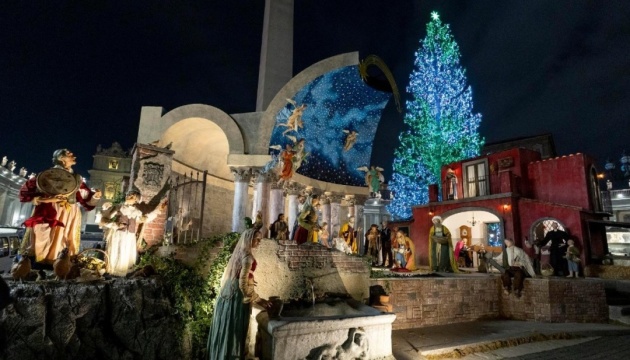 У Ватикані засвітили різдвяну ялинку і відкрили вертеп