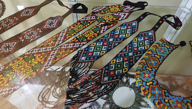 У Франківську презентували каталог бісерних прикрас «Кольорові пацьорки»