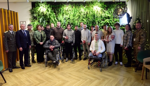 Zelensky meets with Ukrainian servicemen undergoing rehabilitation in Netherlands