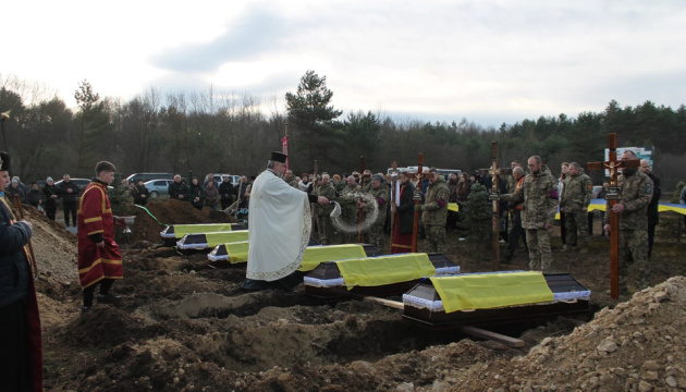 На Львівщині вперше поховали невпізнані тіла воїнів, які загинули у повномасштабній війні