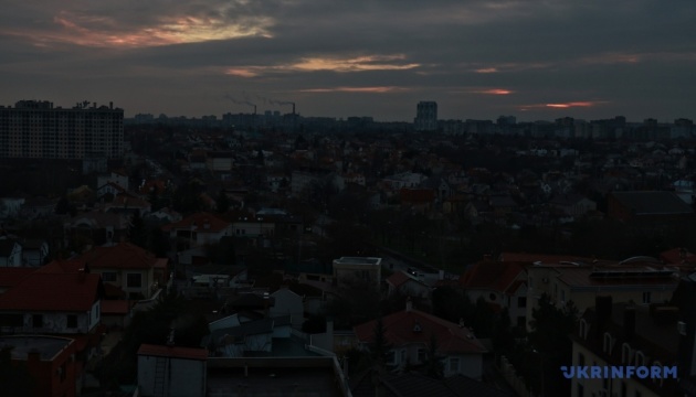 Без світла ще 33 тисячі домівок: енергетики повернули живлення майже 584 тисячам родин на Одещині