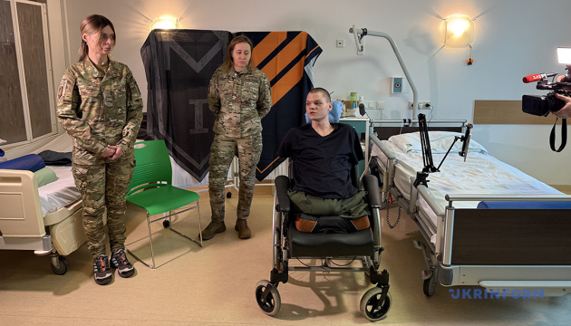 ПриватБанк перепросив ветерана без кінцівок і вручив йому банківські картки