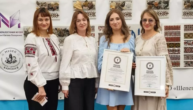 На Хмельниччині зафіксували рекорд із найбільшої кількості картин, декорованих камінням