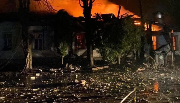 Росіяни обстріляли Новгород-Сіверський: пошкоджені житлові будинки та будівля ДСНС