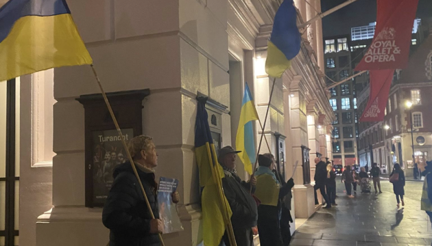 Українські активісти провели акцію протесту проти виступу Нетребко в Лондоні