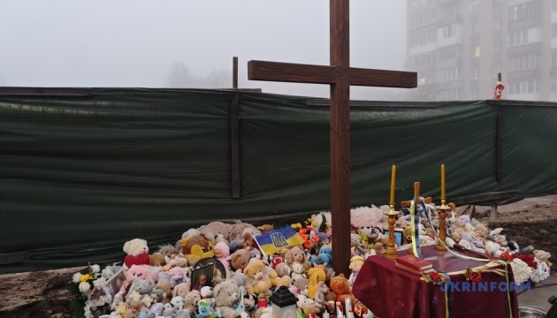 У Тернополі встановили пам'ятний хрест на місці ракетної атаки РФ