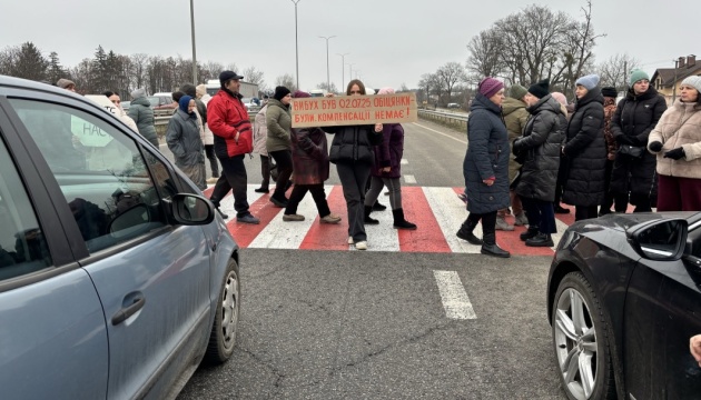 Не отримали компенсацію після вибухів: під Житомиром люди перекрили трасу Київ-Чоп