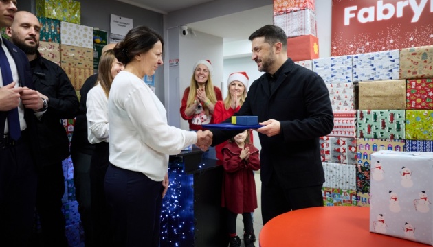 Зеленський у Варшаві вручив відзнаку «Золоте серце» засновниці волонтерського фонду Uniters