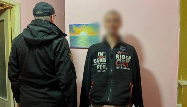 На Закарпатті чоловік вчинив стрілянину і забарикадувався у квартирі, його затримала поліція