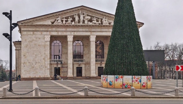 Les autorités d’occupation russes ouvrent la billetterie du théâtre de Marioupol, lieu du massacre de centaines de civils