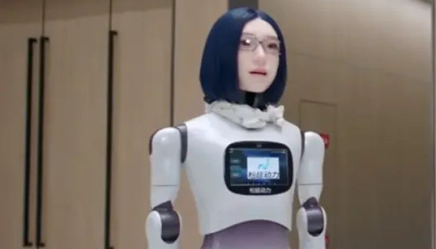 У Китаї представили робота-гуманоїда з реалістичним обличчям