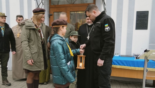 Скаути передали Буданову Вифлеємський вогонь