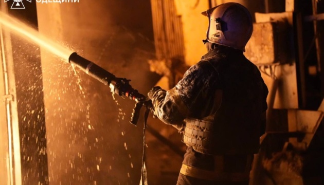 Containers with flour and oil catch fire at port of Pivdennyi due to Russian shelling