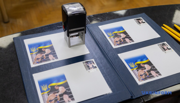 У столиці представили марки, присвячені Федерації боксу та легенді ММА Вовчанчину