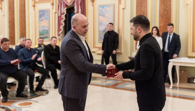Зеленський нагородив українських енергетиків