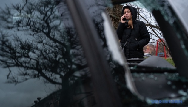 Guerre en Ukraine : une femme tuée et huit civils blessés lors d’une frappe massive russe sur Kyiv et sa région