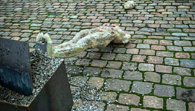 У Копенгагені вандал зруйнував скульптури української художниці, що розповідали про війну