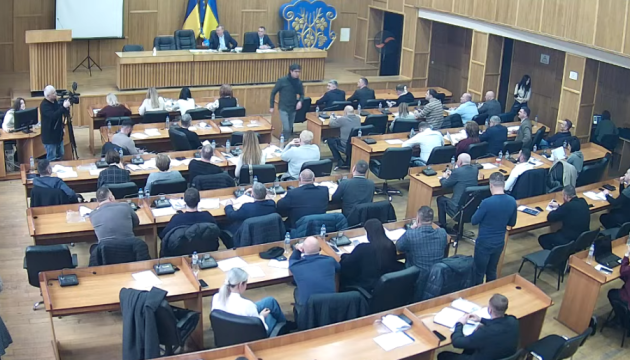 Меру Ужгорода на сесії міськради вручили лопату, щоб «шукав бурштин»