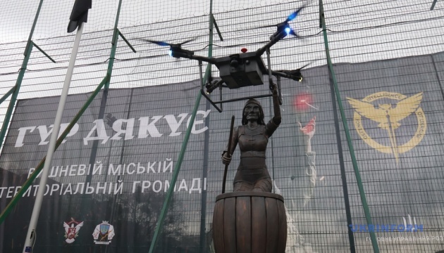 На Київщині відкрили пам'ятник дрону-бомбардувальнику «Баба Яга»