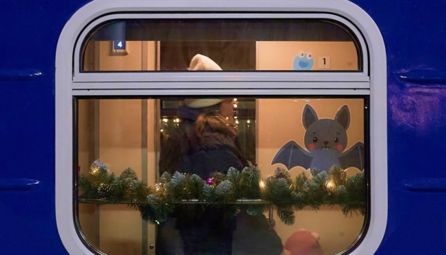 Укрзалізниця на Різдвяні та новорічні свята призначила додаткові поїзди