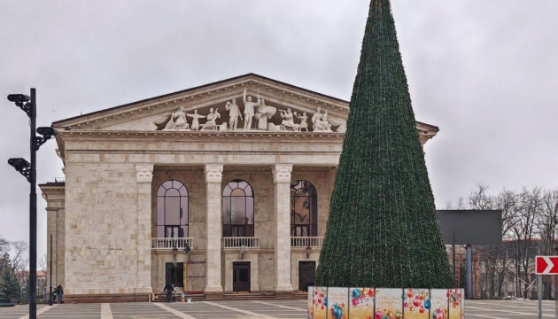 У Маріуполі загарбники скасували новорічні вистави у «відновленому» драмтеатрі