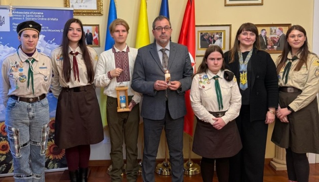 Світло з Вифлеєма у Ватикані: пластуни передали Вогонь миру посольству України при Святому Престолі