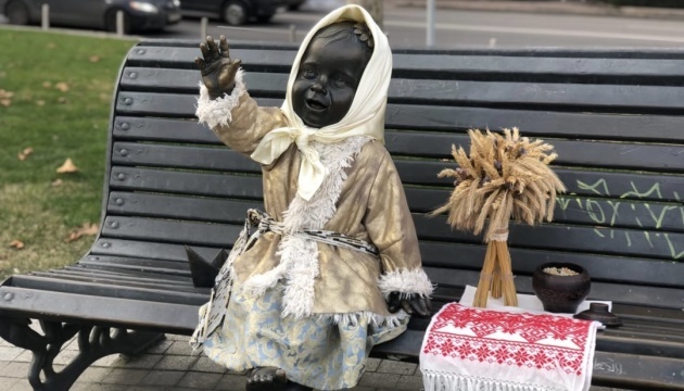 Les sculptures des petits fondateurs de Kyiv ont été déguisées pour Noël
