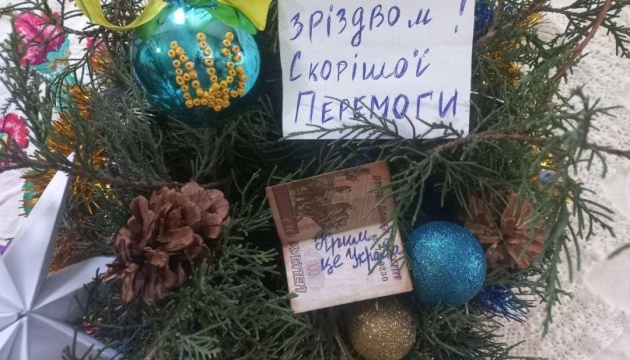 ウクライナ被占領地の人々、クリスマスのお祝いの写真公開