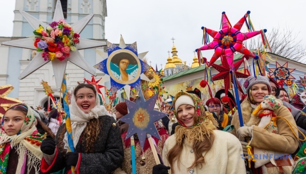 キーウ中心部でクリスマスの行進が行われる