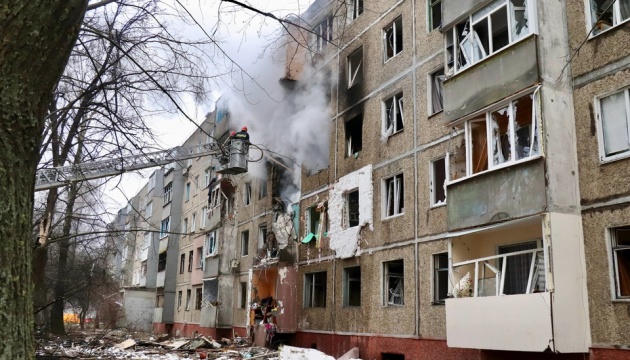 Injury toll in Russian strike on apartment building in Chernihiv rises to eight, one killed 