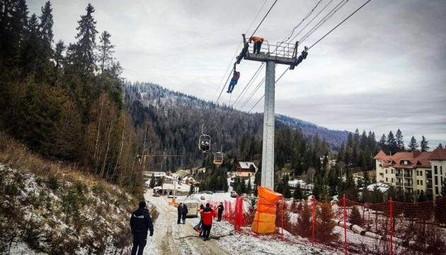 На Львівщині зупинився крісельний підйомник з 80 людьми на горі Захар Беркут