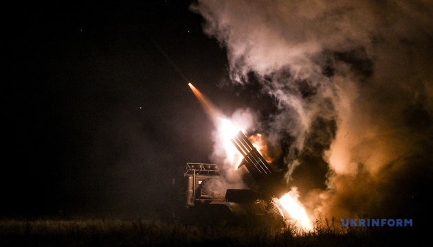 Нічна бойова робота артилерійського розрахунку 152 ОЄБр на Покровському напрямку / Фото: Дмитро Смольєнко. Укрінформ 