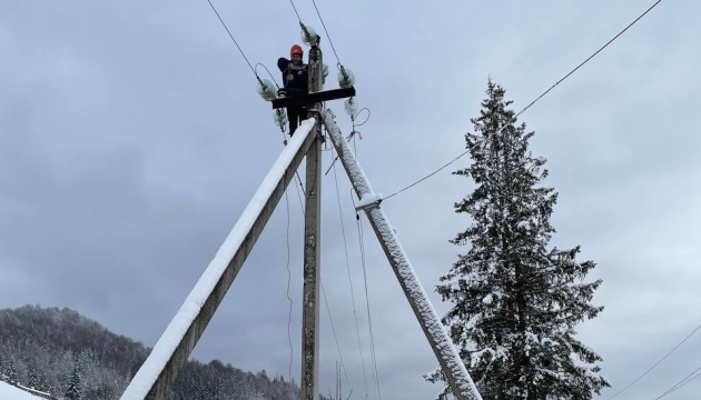 На Прикарпатті негода повністю знеструмила 15 населених пуктів, ще 26 - частково