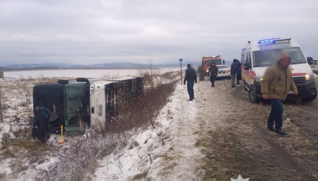На Івано-Франківщині перекинувся пасажирський автобус - один загиблий, дев'ятеро травмованих