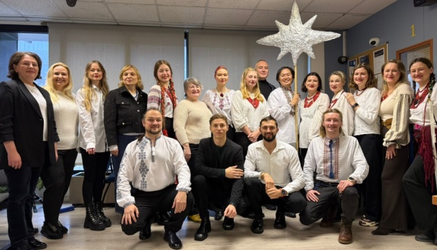 До генконсульства у Барселоні з українськими колядками завітав новостворений хор «Міларо»