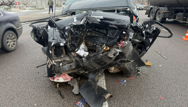 У Києві в ДТП за участю військового загинула жінка, двоє її дітей травмовані