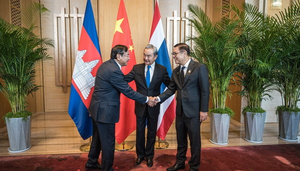 Китай провів зустріч глав МЗС Таїланду та Камбоджі - Ван Ї розповів, про що домовилися