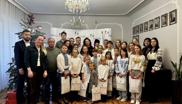 До посольства України в Польщі завітали юні колядники
