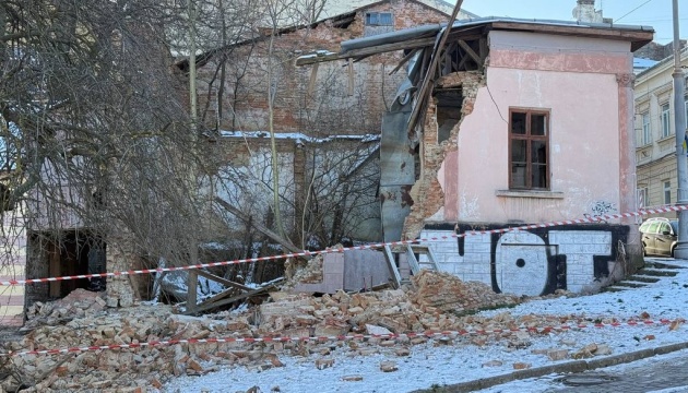 У центрі Чернівців обвалився аварійний будинок