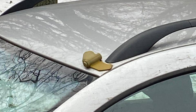 У Києві чоловік возив муляж протипіхотної міни на даху автомобіля