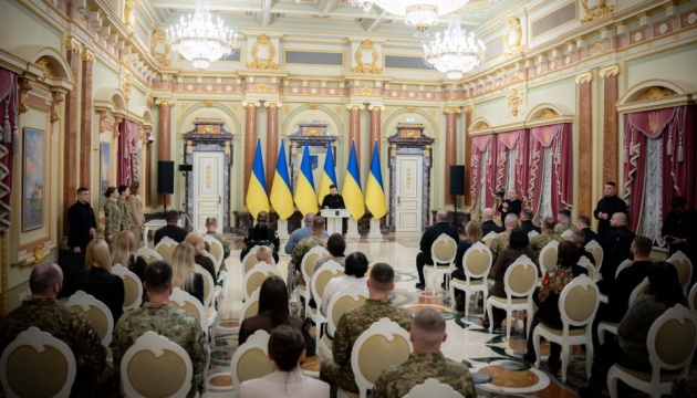 Зеленський вручив сертифікати на житло Героям України та родинам загиблих Героїв