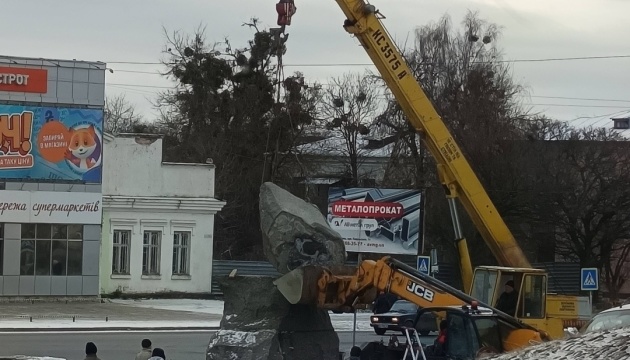 Пам’ятник радянському письменнику Островському у Шепетівці демонтували й перевезли до Музею авіації
