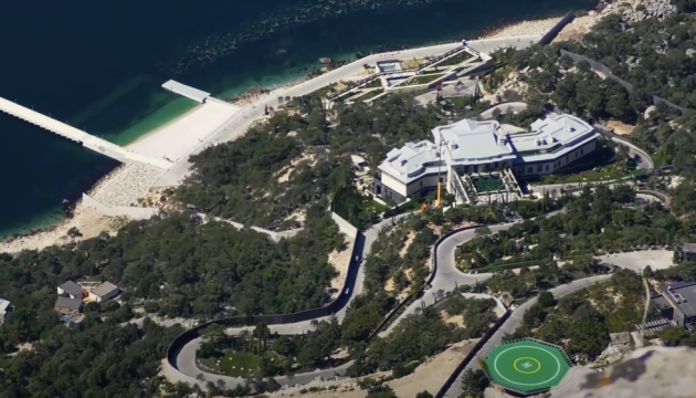 Розслідувачі показали новий палац Путіна у Криму з власною клінікою