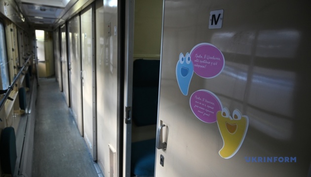 Укрзалізниця презентувала 100 автономних пунктів обігріву «Вагони незламності»